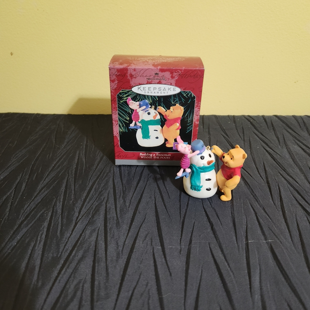 1998 Hallmark Keepsake Winnie The Pooh "Building A Snowman" Ornament